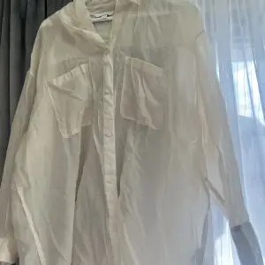 En fin beige-vit skjorta, som är tunn och sval! Använd 1 gång. Storlek : XL (Katt finns i hemmet)