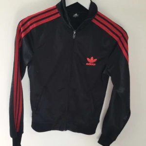 Adidas - Adidas jacka i storlek S