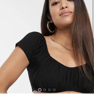 Topp - Svart topp med scrunch längst fram.