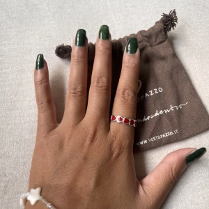 Ring från Vestopazzo - Ring från Vestopazzo som är cirka 1,9 cm i diameter. Köpt i Venedig men tyvärr lite för stor för mig 