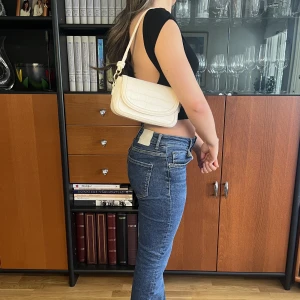 Väska - Så fin väska från princess Polly i nyskick🤍krämvit färg med gulddetaljer🤍