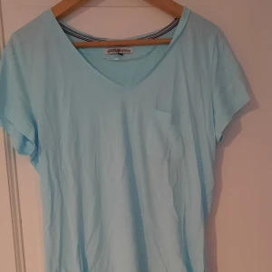V-ringad t-shirt  - Superskön t- shirt. Hampton republic. Turkos/ ljusblå.  V- ringad. Skönt material, 50% bommull. 50% modal. Säljes då den inte kommer till användning. Hör gärna av dig vid frågor eller funderingar. 