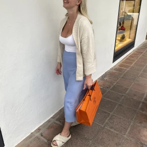 Blå satinkjol - Säljer en satinkjol i en perfekt ljusblå färg 💙  Säljes pga för liten 