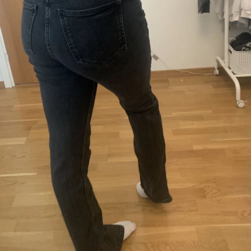 Jätte snygga zara jeans med slitsi storlek 38💓sparsamt använda så inga skador eller slitager! Pris går att diskutera💗. Jeans & Byxor.
