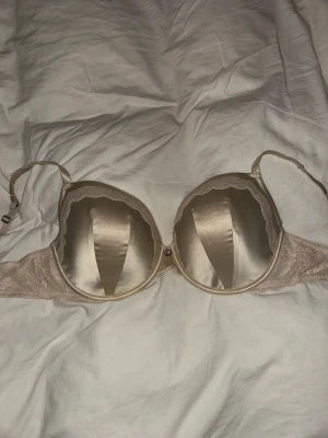 Lounge bh - Bh från Lounge Underwear. Aldrig använd pga fel storlek. Silke material 🌸