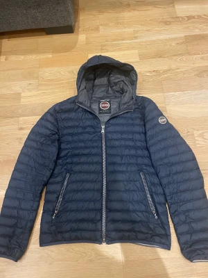 Colmar jacka  - Säljer nu min colmar dunjacka för den var för stor, väldigt bra skick använd fåtal gånger, passar perfekt till höst och vår.  Mörkblå jacka  Nypris runt 2000 Använt/nyskick