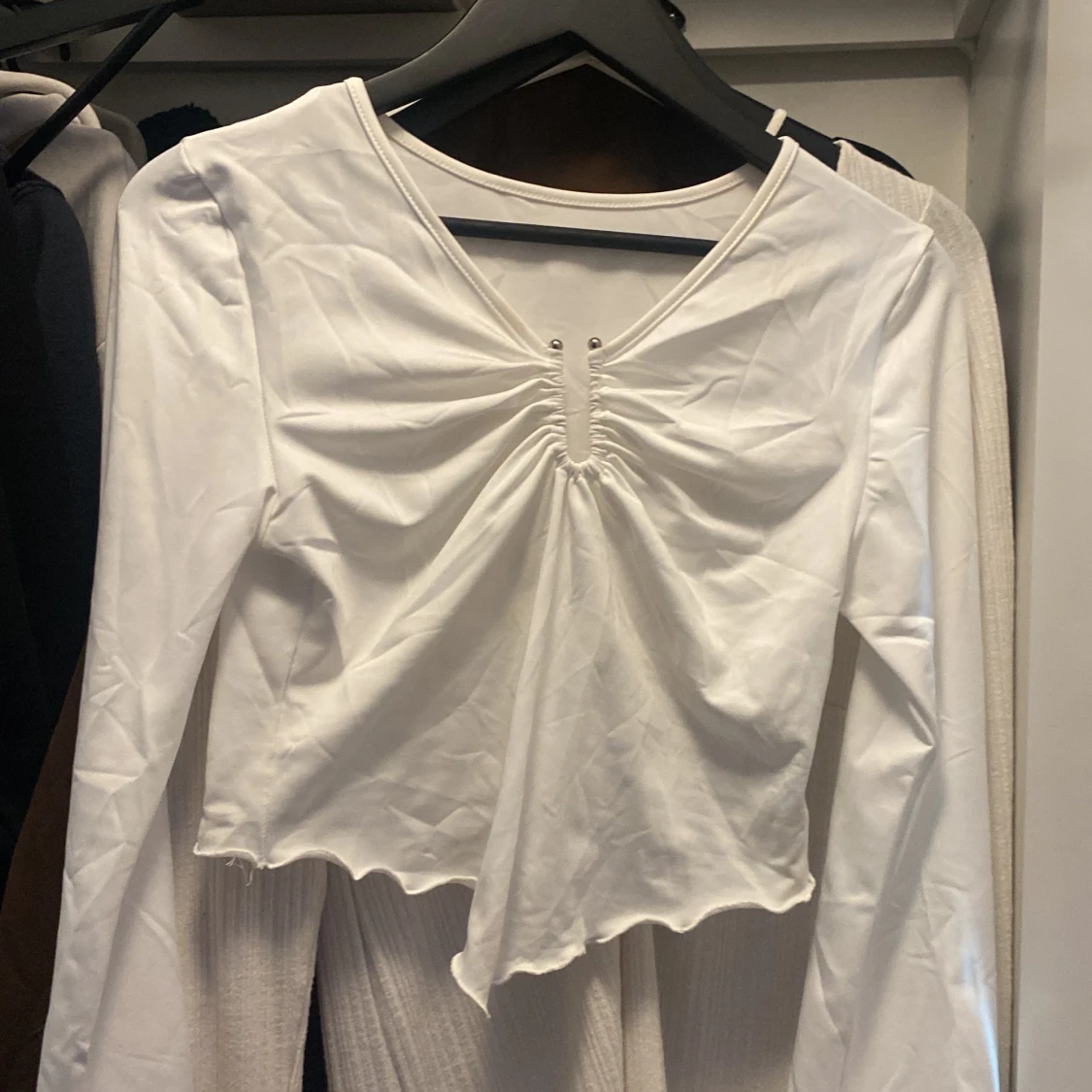 Vit långärmad med detalj! - 90