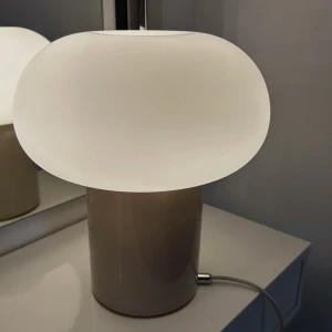 Bordslampa  - Säljer en jättefin bordslampa från ikea, passar prefekt som nattbords lapa! Säljer pga att den inte får plats på mitt nattbord! Köptes för 500 följer för 150! Den är i mycket fint skick inga skråmor🌸Skrv vid intresse:) 