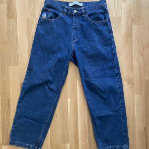 Blåa 93 Denim jeans från Polar Skate Co. Köpta på streetlab men används inte längre. Det finns lite slitage vid fötterna, men annars i bra skick. 