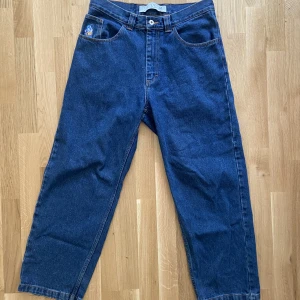 Polar 93  - Blåa 93 Denim jeans från Polar Skate Co. Köpta på streetlab men används inte längre. Det finns lite slitage vid fötterna, men annars i bra skick. 