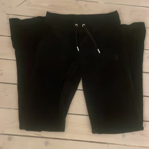 Svarta juicy couture byxor - Svarta juicy couture byxor i nyskick! Köpta i juli, och inget har trillat av! Köparen står för eventuell frakt. Min Plick funkar inte så kan inte skriva adda snap olivia_twed2020