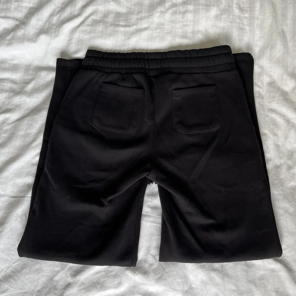 Svarta mjukisbyxor från lager157. Använda fåtal gånger, därmed fint skick. Storlek M men passar även S. . Jeans & Byxor.