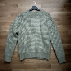 Stickad tröja - Ulltröja från ZARA som jag använt bara en gång. Skitvarm, säljer pga den ej passar. Stl L men passar som XS/S. Sitter völdigt hårt mot kroppen.