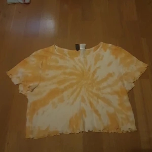 Gul Tie dye top - Har andvänts några gånger jätte fin top, Fråga om jag ska skicka mer bilder   :)