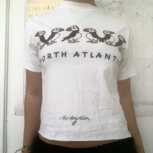 T-shirt - Asfet lite smått cropped t-shirt i fint skick, Det är bara att fråga om du undrar något💗💗