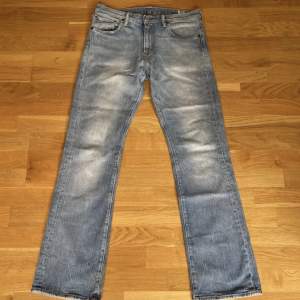 Levis 527 white oak come denim jeans. Liknar 501 i passformen men lite lösare i benöppningen.