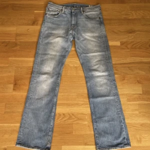 Levis jeans  - Levis 527 white oak come denim jeans. Liknar 501 i passformen men lite lösare i benöppningen.