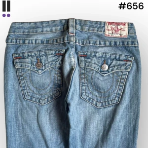 True religion jeans #656 - True Religion jeans i model Joey 💜 Tag 28W 💜Midja (rakt över) 39cm 💜 Innerben 80cm 💜 Ytterben 104cm 💜 Benöppning 25cm 💜 Jordfläckar vid benöpppning. 💜Våra mått blir W=30 och L=31 💜 Men jämför alltid måtten med dina bästa jeans💜656