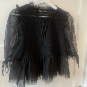 svart blus - säljer denna svarta blus som många är intresserade av. säljer då den inte kommer till användning, köpt här på plick. inga skador och fint skick, storlek M men passar S💛nypris 350kr