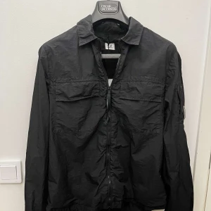 C.P. Company Overshirt Svart - Storlek: S Skick: 9/10 Retail: 4295 kr Mitt pris: 2999 kr Säljer en otroligt fin CP company overshirt som enbart är använd ett fåtal gånger. Perfekt nu till höstsäsongen. Taggs finns. Skriv privat vid intresse eller fler frågor. 📲😍💣😙
