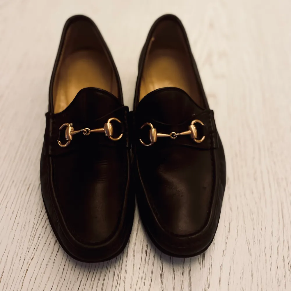 Svarta klassiska Gucci-loafers . Skor.