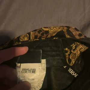 Versace jeans couture keps - Tappat den i vattnet nån gång när jag körde skoter bara kvitto lappen i kepsen som blev klibbig och man kan klippa av den om man känner för det.