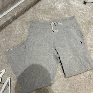 Ralph lauren  - Ett par Ralph lauren byxor som är sällsynta som inte säljs längre, och väldigt sköna! Storlek s men passar även M