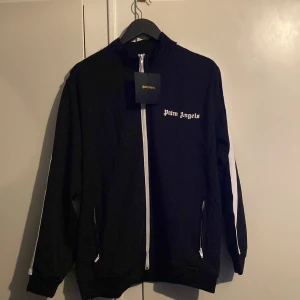 Palm angels - Snygg Palm angels zip hoodie som jag aldrig använt, tagsen sitter kvar. Den är skicket 10/10. Det finns inga skador eller märken. Säljer för den är för den inte passar
