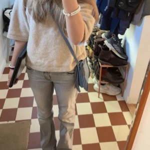 Gråa low waist bootcut jeans! - Säljer mina favorit jeans från Mavi i modellen ”bella” jag har köpt dom här på plick och dom visade sig vara lite  större i storleken än vad jag hade tänkt mig, därför är det ett hål i linningen därav de billiga priset skriv om fler bilder och frågor!🙏🏻❤️
