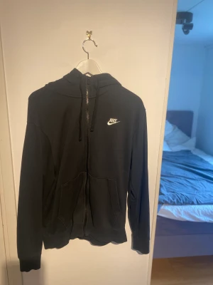 Nike Zip Hoddie - Säljer nu min gammla Nike Zip Hoddie, Den har inga defekter och är mycket välvårdad. Hör av er om ni har några funderingar.