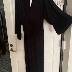 Nelly klänning  - Jätte fin oanvänd klänning från Nelly med slits (pris kan diskuteras) 