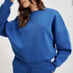 Blå oversize sweatshirt - Säljer denna snygga oversize sweatshirten från Nelly då den inte kommer till använding. Den är i fint skick! Hör av er om ni vill ha egna bilder!💕🫶🏻