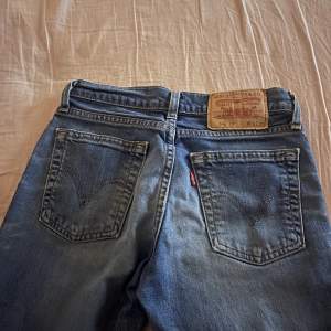 Säljer dessa Levis booutcut jeansen i storlek 26/32. Använda några gånger men i riktigt bra skick!! 