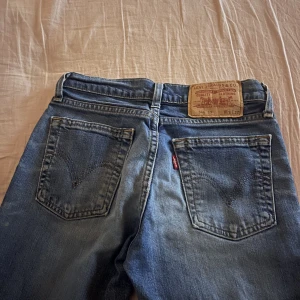 Levis bootcut jeans - Säljer dessa Levis booutcut jeansen i storlek 26/32. Använda några gånger men i riktigt bra skick!! 