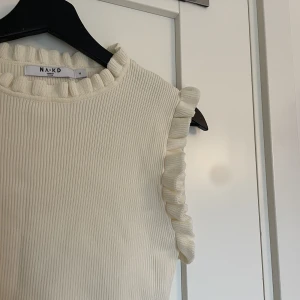 Supersött stickat linne💛🌸 - Jättefint stickat linne från NA-KD som aldrig kommit till användning! Storleken är M men passar även en S🌷