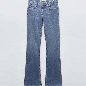 Zara Jeans - zara low waist bootcut jeans i storlek 36. Använda få gånger. Skriv privat för frågor eller fler bilder💞✨