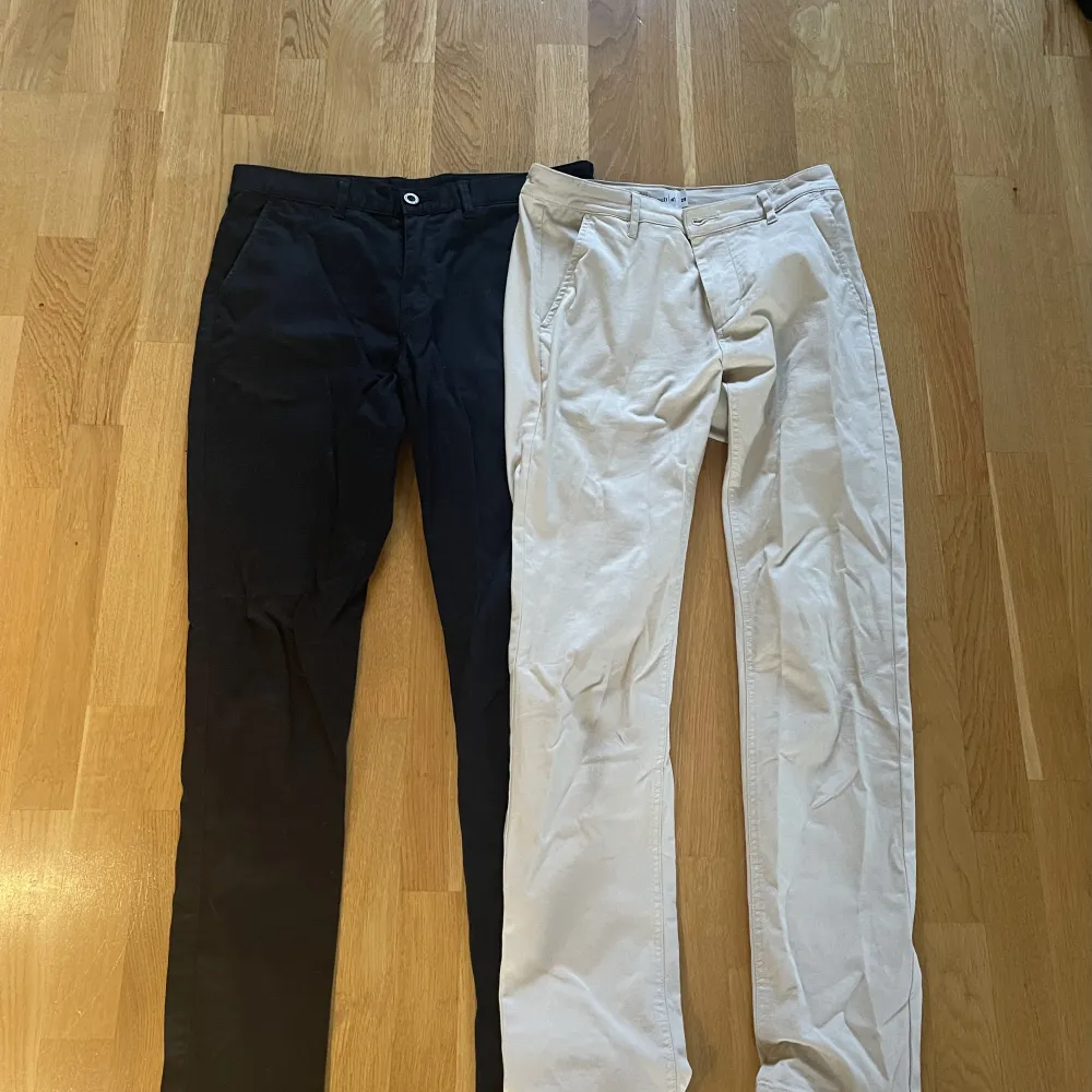 Två par chinos som tyvärr blivit för småa  Beige storlek -29  Svarta storlek-31  Men båda är väldig lika i storlekarna  . Jeans & Byxor.