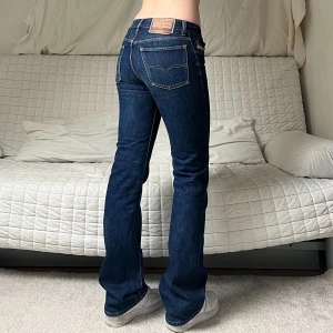 Diesel Jeans - Midja: 76cm✨Innerben: 85cm✨Storleken som står är ”29”, passar någon med storlek 34 eller 36❤️Jag på bilderna är 172cm lång och brukar ha storlek 38🫶