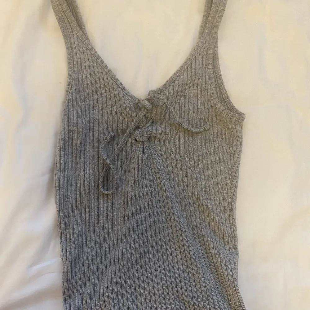 Säljer detta fina gråa linne från Gina tricot pga att jag inte hittar någon användning till det💕Använd få gånger. Frakt tillkommer💕. Toppar.
