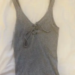 Säljer detta fina gråa linne från Gina tricot pga att jag inte hittar någon användning till det💕Använd få gånger. Frakt tillkommer💕