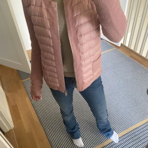 Moncler cardigan  - Moncler cardigan, i använt skick men fortfarande superfin💖💖