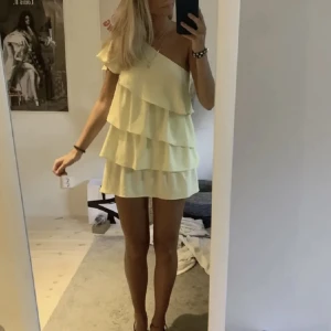 Gul klänning - Gul zara klänning i storlek S🤍använd 2 gånger🤍