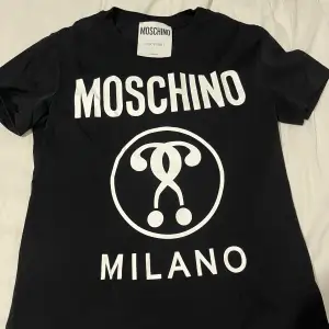 Moschino T-shirt i gott skick