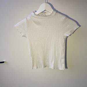 Vit T-shirt från zara i storlek 134. Köparen står för frakt och post slarv, skriv vid frågor eller fler bilder.🤍