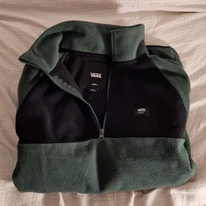 Vans - Vans kofta som är jättemysig för hösten och vintern. Köpt i göteborg och används inte längre. Storlek S och psssar de flesta. Hör av er vid funderingar 😊