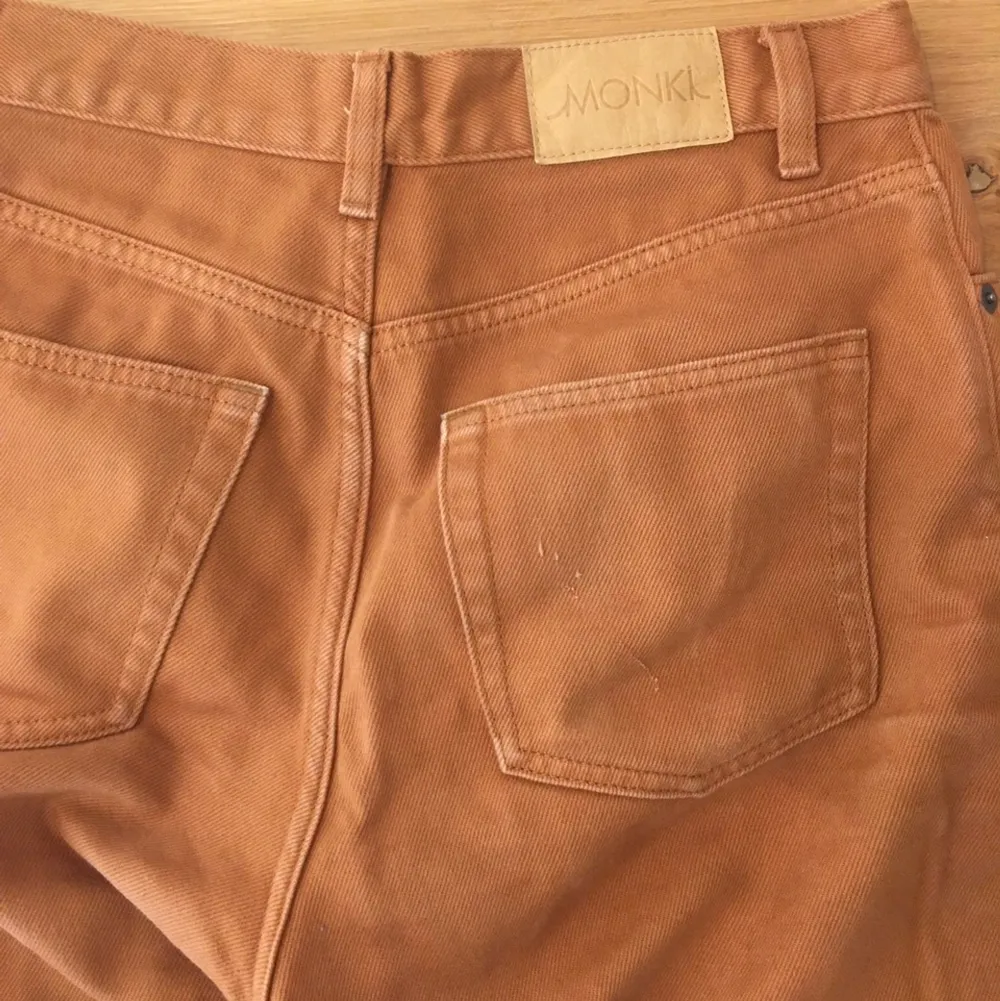 Bruna/oranga monki jeans, de har en liten reva på ena backfickan. Jeans & Byxor.