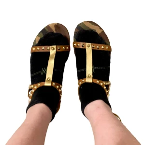 Sandaler - Helt oanvända kamouflage sandaler med guldiga nitar. Inköpspris 199kr.
