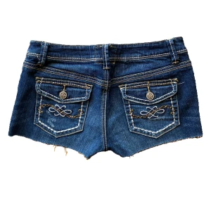 Shorts med detaljerade fickor - Så nice detaljer på fickorna och så snygg stitching! Lite trådar som hänger ner vid kanten men inte sätt nån defekt utöver det. 39cm i midjan (mätt rakt över) Strlk 3!
