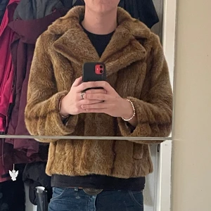 Pälsjacka  - Skön, varm jacka i fake päls. Storlek s men passar m CROPPAD 😍pris kan diskuteras vid snabb affär! 