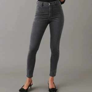 Skinny jeans gråa - Säljer skinny jeans gråa billigt för ordinarie pris är 400kr det är en märkes byxa minns inte vilken märke men skriv till om ja ska kolla märken och säga till dig jätte fina asså för fina men inte min storlek längre heller oanvänd min moster gav mig byxan